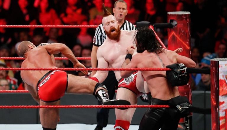 سيث رولينز وجيسون جوردان بعد الفوز ببطولة رو للتاج تيم