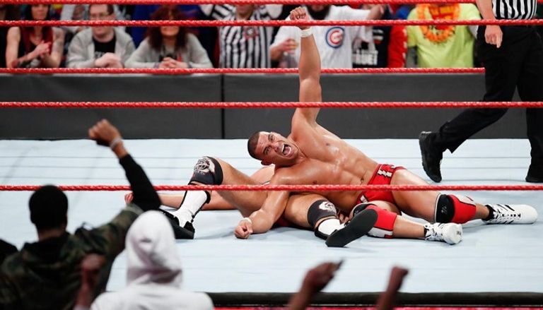 سيث رولينز وجيسون جوردان بعد الفوز ببطولة رو للتاج تيم