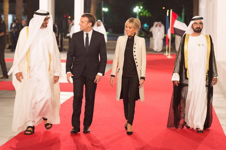 الشيخ محمد بن راشد والشيخ محمد بن زايد وماكرون خلال افتتاح اللوفر أبوظبي حصاد فرنسا عام 2017