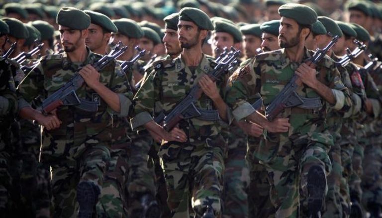 عناصر  الحرس الثوري الإيراني في موكب بطهران