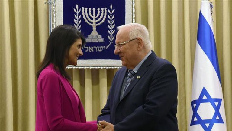 هيلي مع الرئيس الإسرائيلي نيكي هيلي استخدمت عبارات غير مسبوقة من سفير أممي