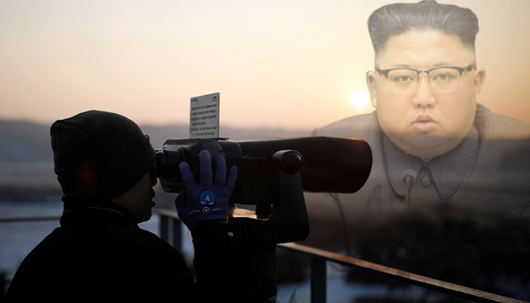 جندي من كوريا الجنوبية ينظر للجارة الشمالية عبر نظارات مكبرة (رويترز)