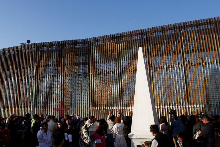 بعض المكسيكيين الواقفين على أحد المعابر الأمريكية للقاء الأقارب