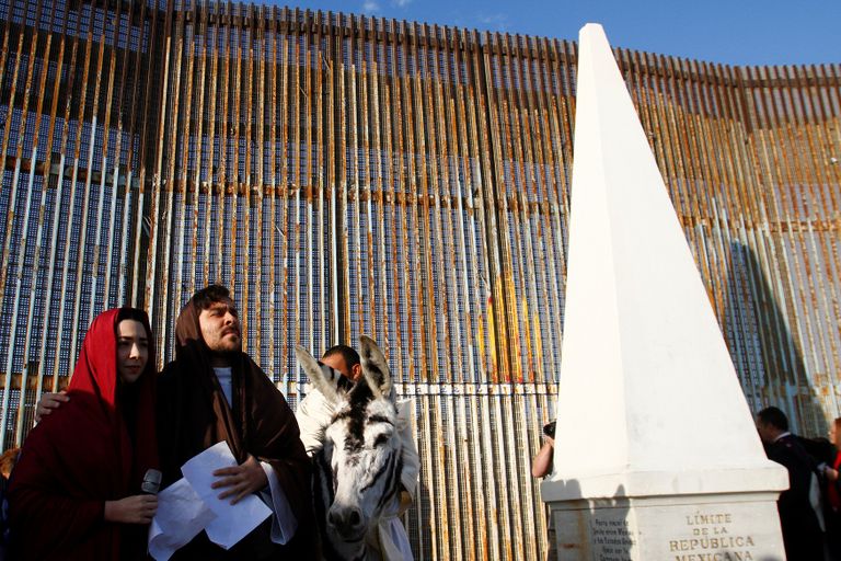 بعض الزائرين على الجانب المكسيكي للجدار 