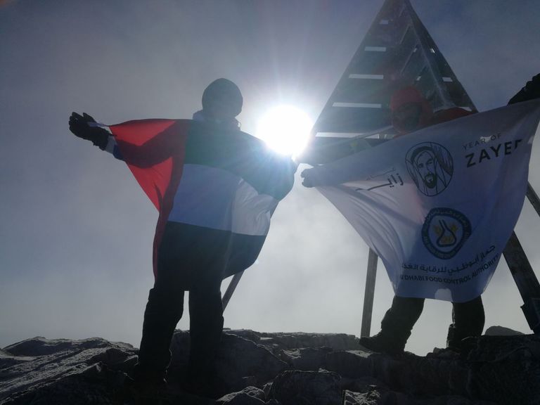 المغامر الإماراتي راشد اليافعي يرفع شعار عام زايد على قمة جبل