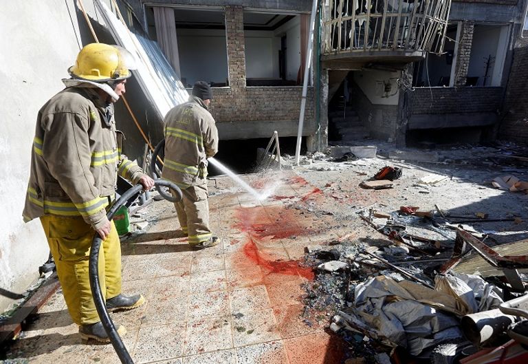رجال المطافئ خلال محاولة إزالة أثار  دماء الضحايا داعش تبنى الهجوم الذي اوقع 41 قتيلا