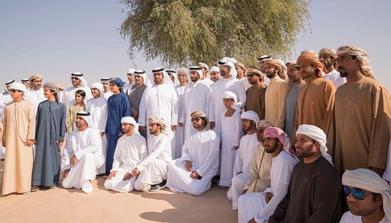 الشيخ محمد بن زايد آل نهيان خلال الزيارة قبلة امتنان وتقدير من الشيخ محمد بن زايد لأبناء الشهداء