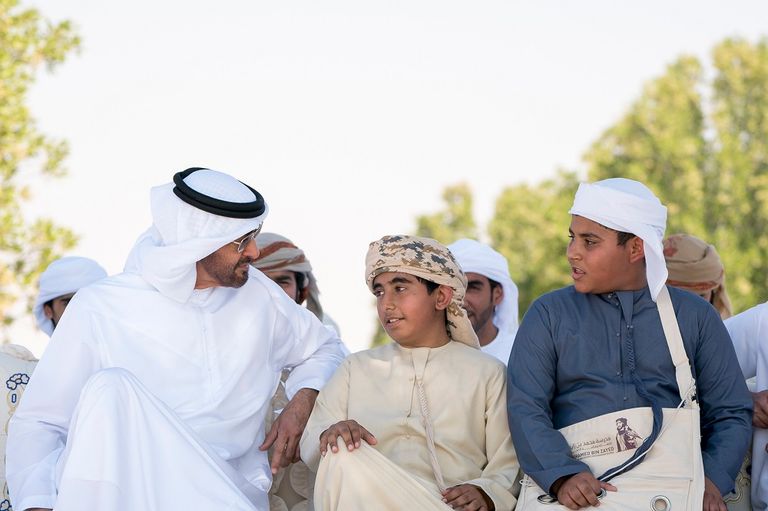 أحاديث أبوية جمعت الشيخ محمد بن زايد آل نهيان بالمشاركين قبلة امتنان وتقدير من الشيخ محمد بن زايد لأبناء الشهداء