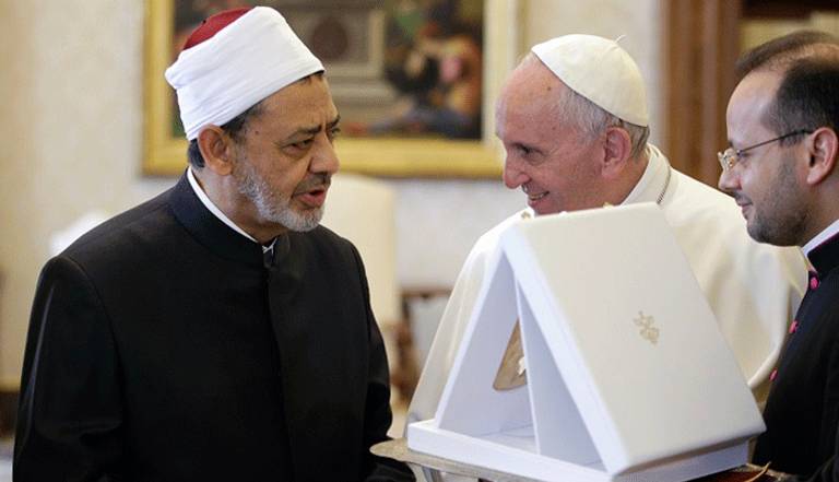 بابا الفاتيكان يهدي شيخ الأزهر ميدالية "ملاك السلام" خلال لقاءهما الأول شيخ الأزهر والبابا فرنسيس