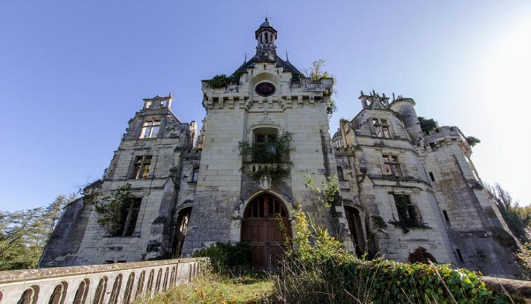 قصر "لا موت شاندونييه" أصبح ملكًا لـ25 ألف شخص قصر "لا موت شاندونييه"