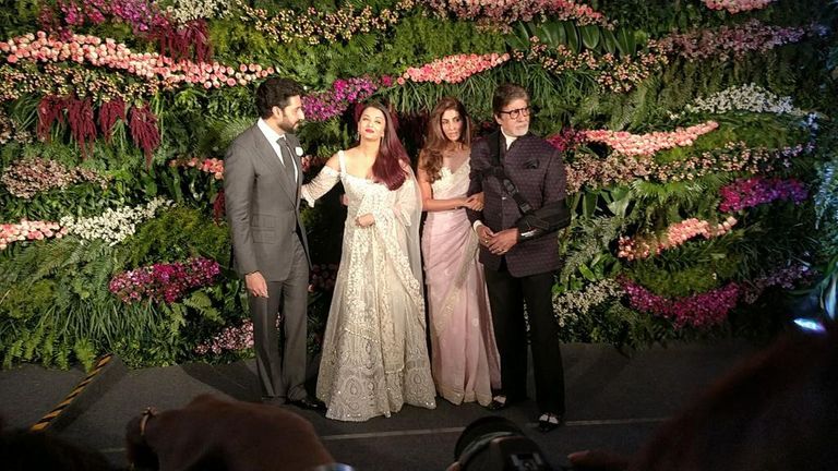 أميتاب باتشان مع أنوشكا شارما وزوجها فيرات كوهلي