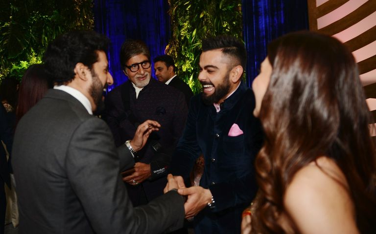 أميتاب باتشان مع أنوشكا شارما وزوجها فيرات كوهلي