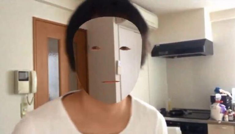المطور الياباني استخدم هاتف آيفون X لإخفاء وجهه