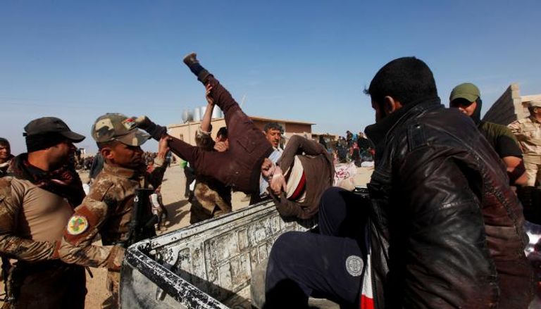 قوات الحشد الشعبي في العراق يرمون سُنيّا في سيارة بالموصل (رويترز)
