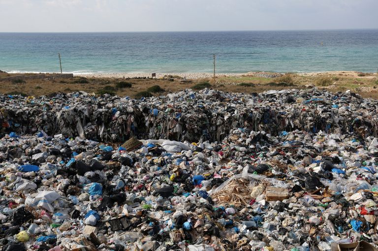 القمامة تردم أحد شواطئ بيروت بسبب الفساد قوات الحشد الشعبي في العراق يرمون سُنيّا في سيارة بالموصل (رويترز)