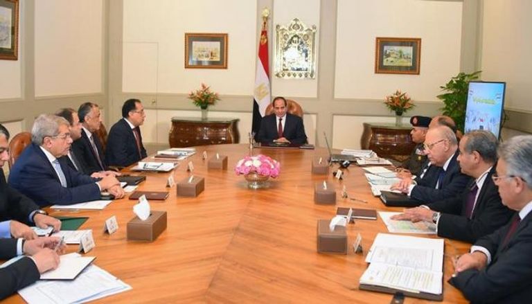 جانب من اجتماع الرئيس المصري بعدد من وزراء بلاده