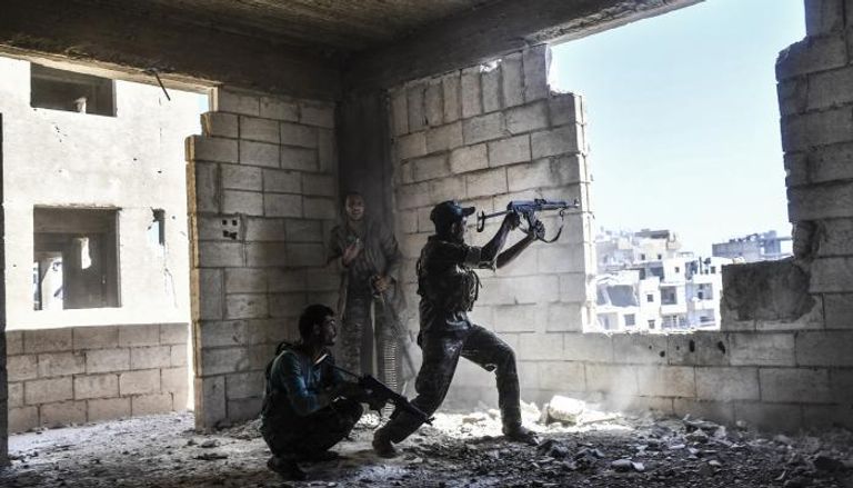 أعضاء في القوات الكردية يشتبكون مع تنظيم داعش بسوريا (الفرنسية)