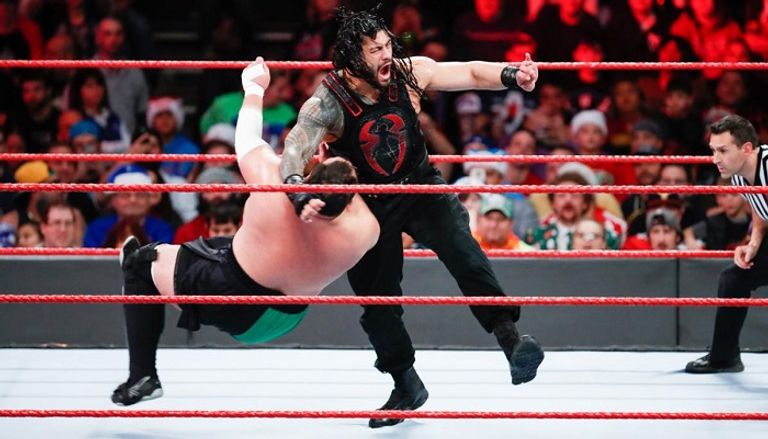 رومان رينز يوجه ضربة "سوبرمان" إلى ساموا جو