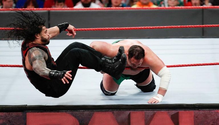 رومان رينز يوجه ضربة "سوبرمان" إلى ساموا جو