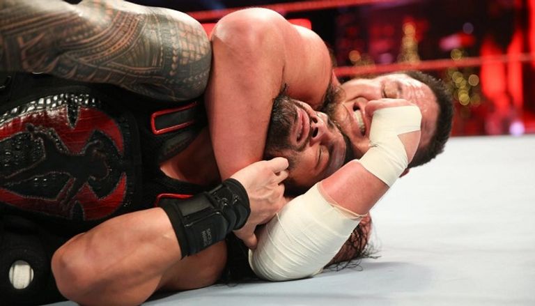 رومان رينز يوجه ضربة "سوبرمان" إلى ساموا جو