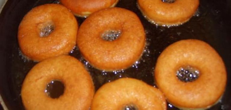 هناك من يفضل سقيها بالعسل أو غمسها في السكر مكونات الخفاف بسيطة وفي متناول الجميع