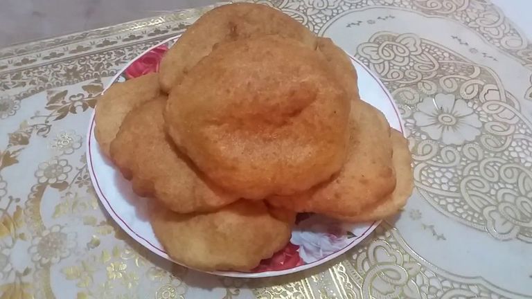 تقطع العجينة على شكل دوائر مكونات الخفاف بسيطة وفي متناول الجميع