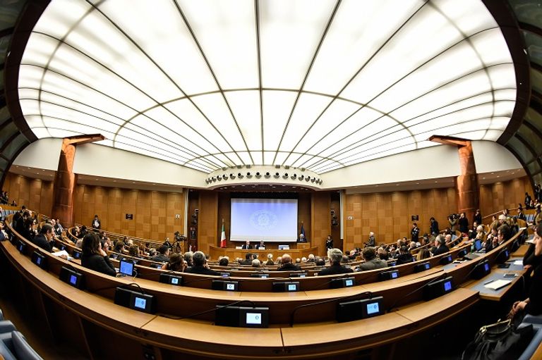 البرلمان الإيطالي رئيس الوزراء الإيطالي باولو جينتيلوني - رويترز