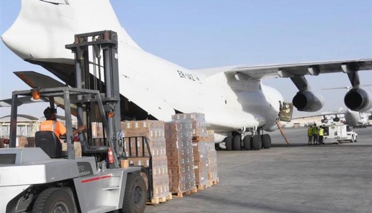 مطار عدن يستقبل مواد إغاثة