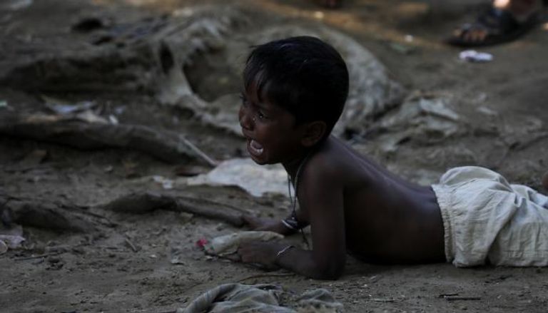 طفل من أقلية الروهينجا يبكي في مخيم اللجوء في بنجلاديش- رويترز