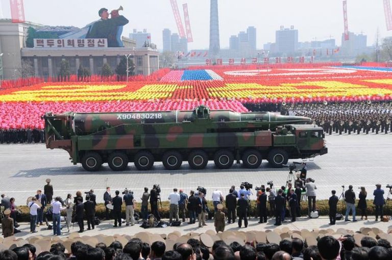 أحد الصواريخ البالستية الكورية الشمالية أحد المارة يشاهد تجربة صاروخ بالستي كوري شمالي في شارع بطوكيو (رويترز)