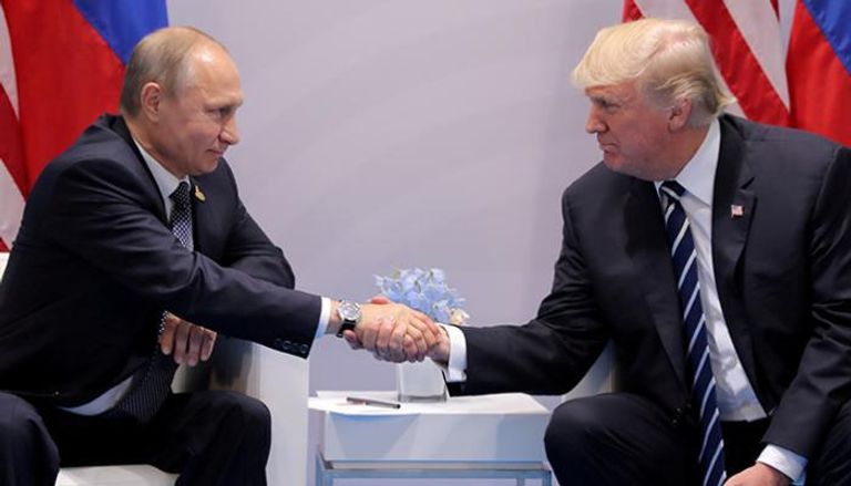 الرئيس الأمريكي ترامب يصافح نظيره الروسي بوتين (رويترز)