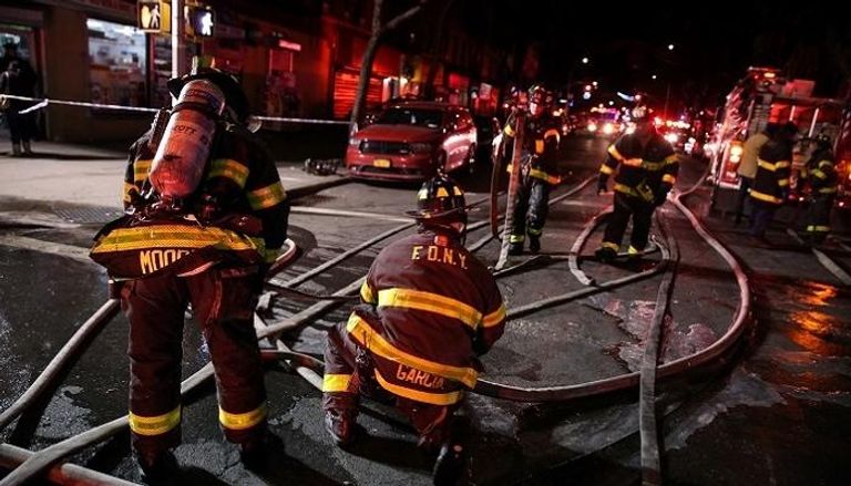 رجال الأطفاء في مكان الحريق - رويترز 