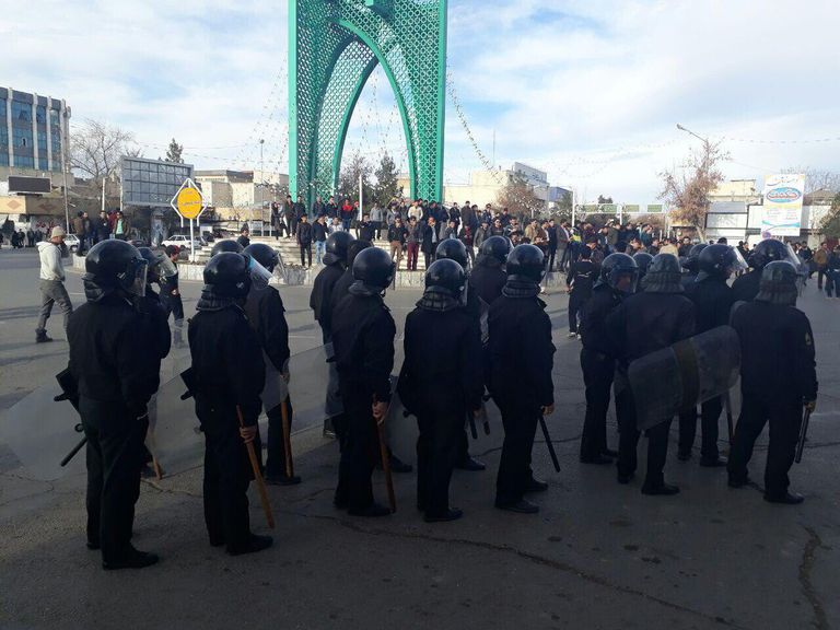 مظاهرات مندلعة في عدة مدن إيرانية