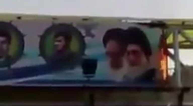 متظاهرون يضرمون النار في صور رموز نظام الملالي بمدينة مشهد