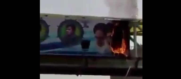 متظاهرون يضرمون النار في صور رموز نظام الملالي بمدينة مشهد