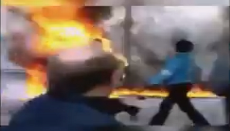 متظاهرون يضرمون النار في صور رموز نظام الملالي بمدينة مشهد