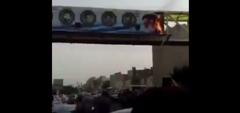 متظاهرون يضرمون النار في صور رموز نظام الملالي بمدينة مشهد