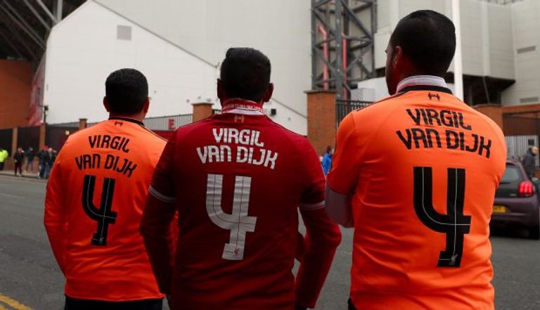 جماهير ليفربول ترتدي قميص فان دايك فان ديك في ملعب أنفيلد