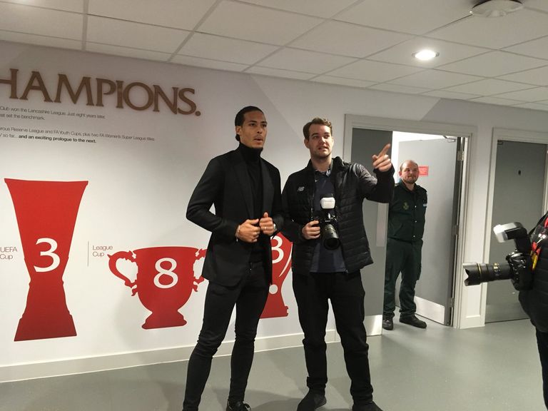 فان دايك يلتقط الصور داخل ملعب أنفيلد فان ديك في ملعب أنفيلد