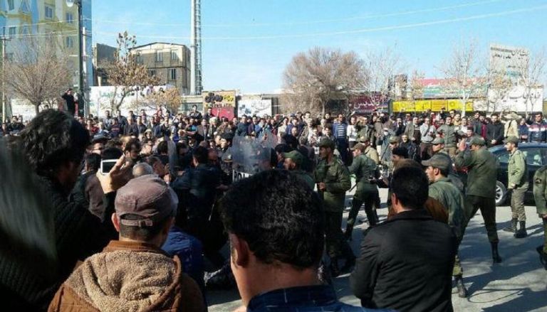 أمن الملالي يقوم بقمع المظاهرات في إيران