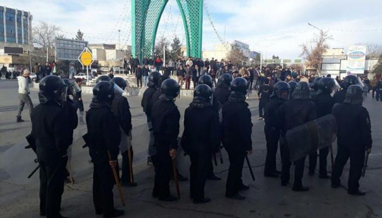 قوات الأمن الإيرانية تحاصر متظاهرين ضد فساد النظام الإيراني