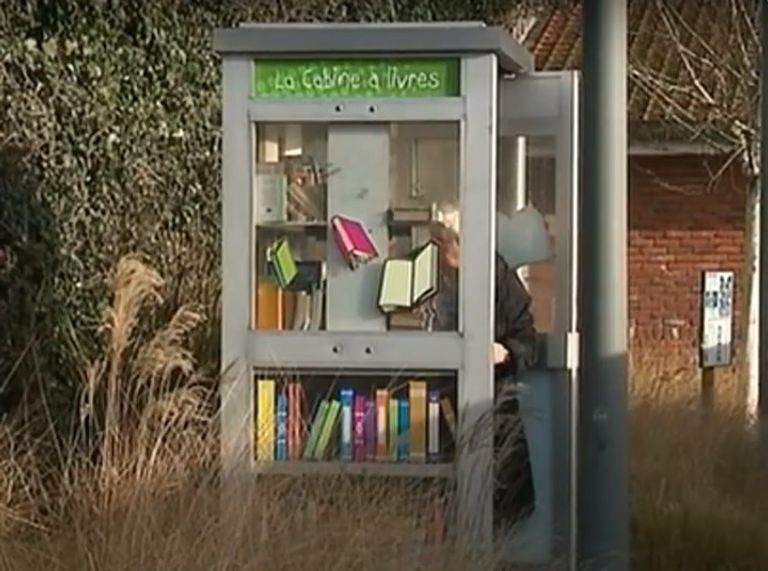 كابينة كتب " تليفونات سابقًا" كابينة تليفون مهجورة تحولت إلى مكتبة