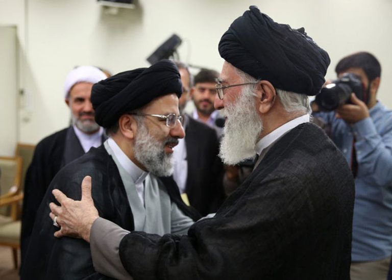 رئيسي وخامنئي ضريح الإمام علي الرضا بمدينة مشهد