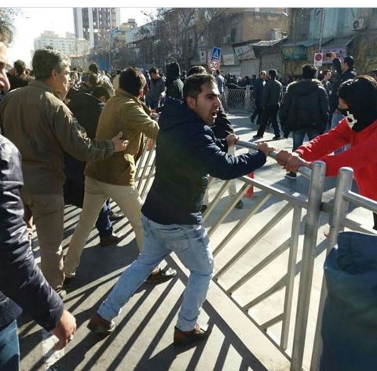 جانب من المظاهرات ضريح الإمام علي الرضا بمدينة مشهد