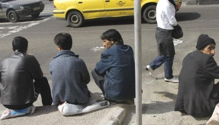 شباب إيرانيون عاطلون عن العمل (أرشيفية)