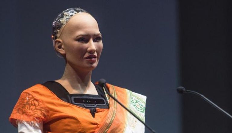 روبوت صوفيا يرتدي ساري هندي في زيارته للهند