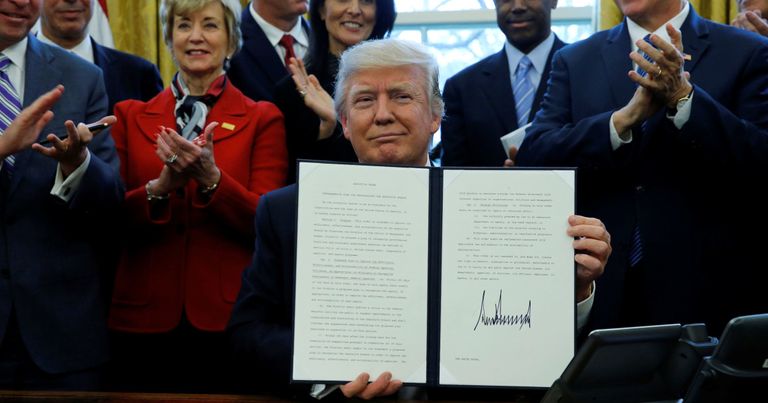 دونالد ترامب في احتفالية عقب توليه منصبه ميركل وماي وماكرون وترامب