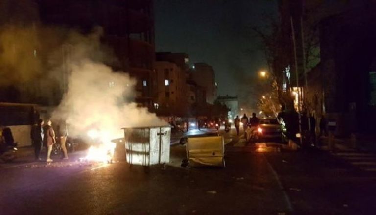 جانب من الاحتجاجات حرق صور الملالي وقادة مليشيا الحرس الثوري