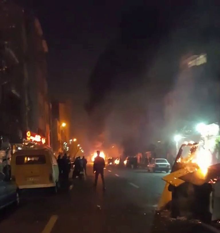 جانب من الاحتجاجات حرق صور الملالي وقادة مليشيا الحرس الثوري