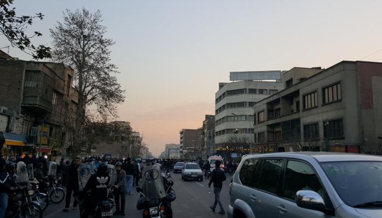 متظاهرون ضد نظام الملالي في طهران (رويترز)